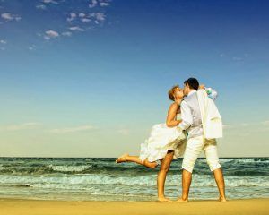 couple-love-romance-kiss-the-beach-hot-kissing-wallpapers-1280x1024-couple 3